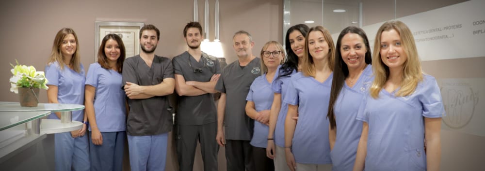 Equipo de la Clínica Dental Dr. Ruiz en su consulta de Sant Boi de Llobregat